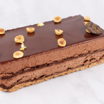 Pâtisserie Lille composée d'un croustillant praliné fleur de sel de Guérande – Biscuit cacao sans farine – Mousse chocolat noir Guanaja 70% – Glaçage chocolat noir